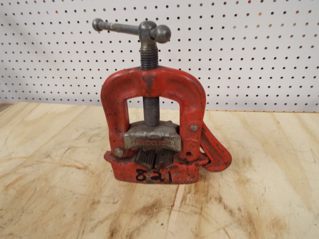 Pony bench vise, 3" jaw opening, swivel base